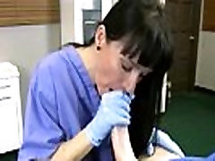 Китайская медсестра сосет член пациента