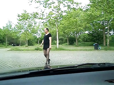 auf dem parkplatz v minikleid, podpatky a silonky. 