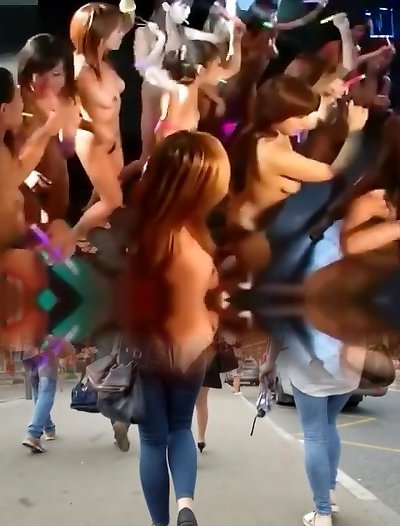 голые женщины танцуют на сцене